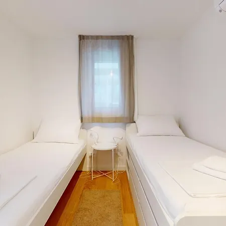 Ames Apartmán